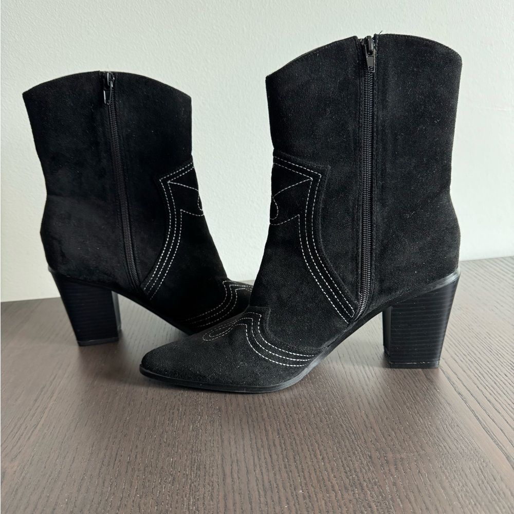 Gladley Black 11 Suede Pointed-Toe Mid-Calf Western Boots
Lulus women’s shoes - Picture 4 of 6
